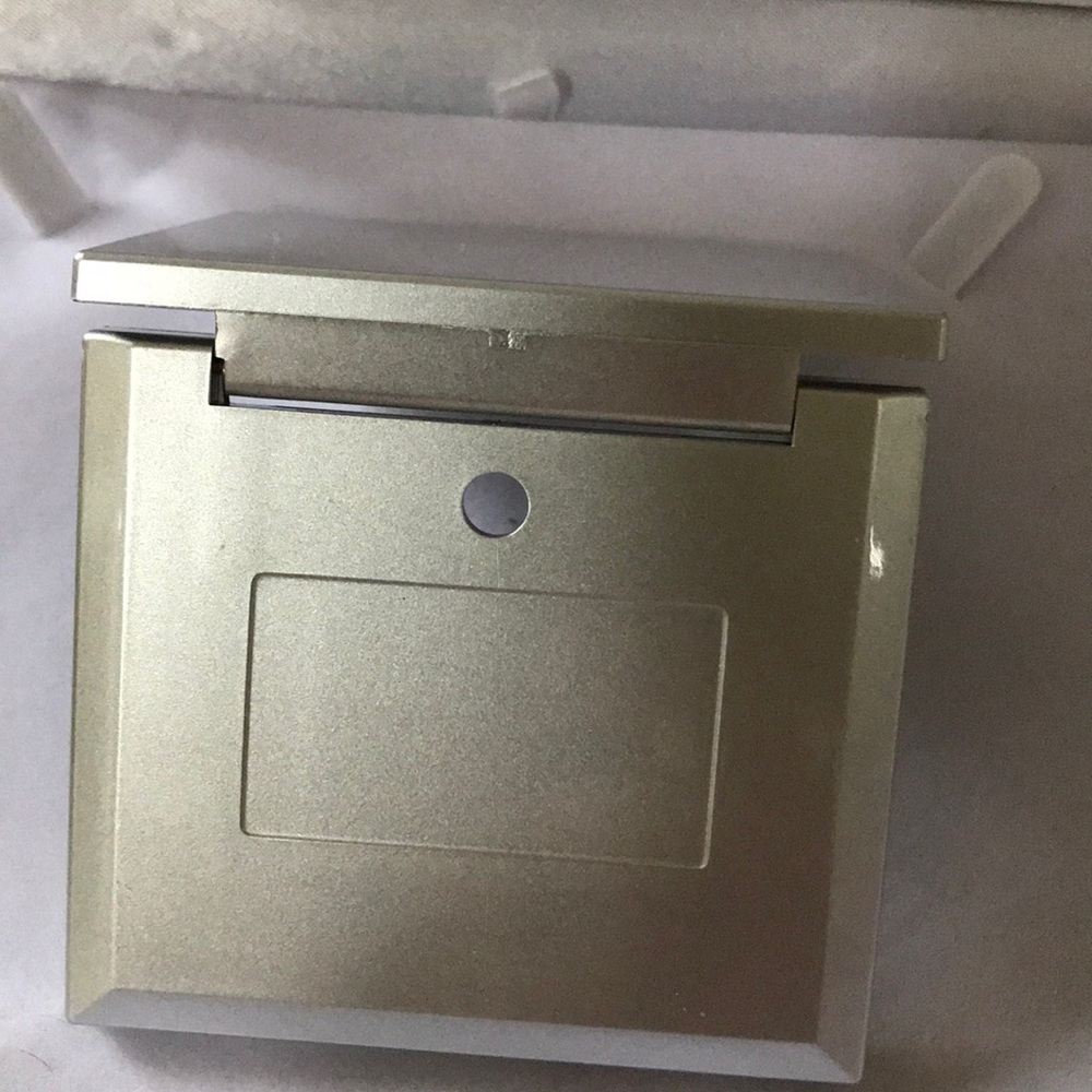 Trish McEvoy Refillable Mirror Compact NWOT - Picture 4 of 4